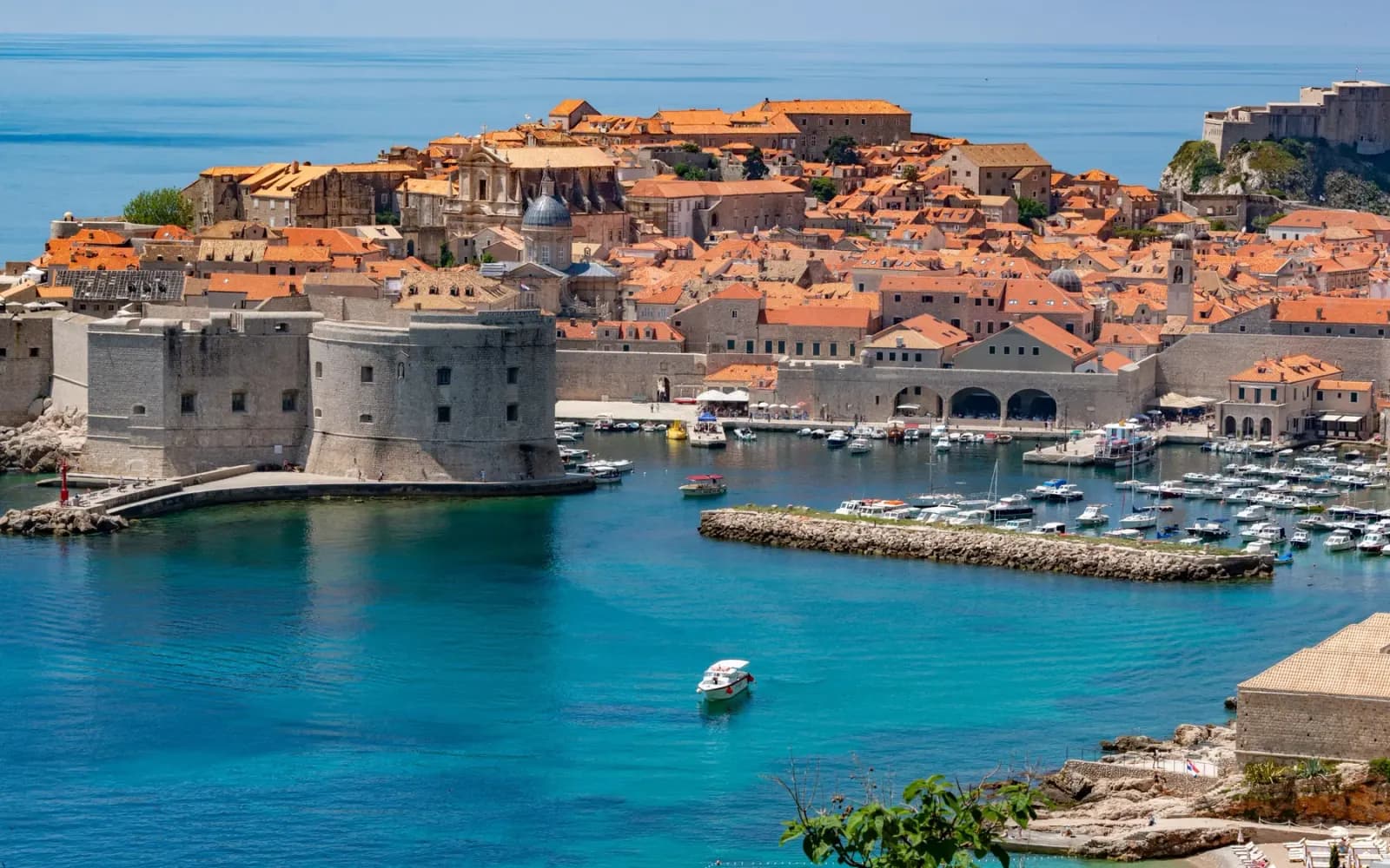 Pogled na dubrovački stari grad, marinu i Jadransko more.